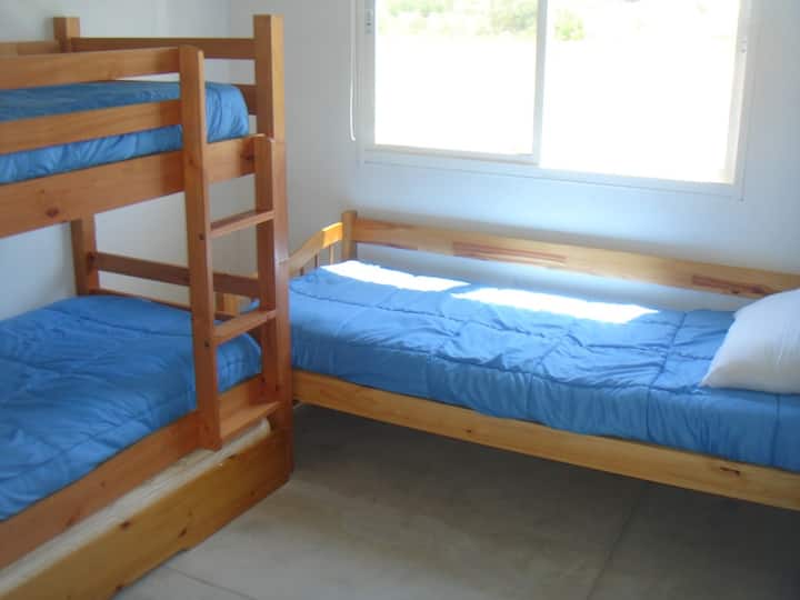 Chumba cha kulala cha pili na vitanda vya ghorofa.