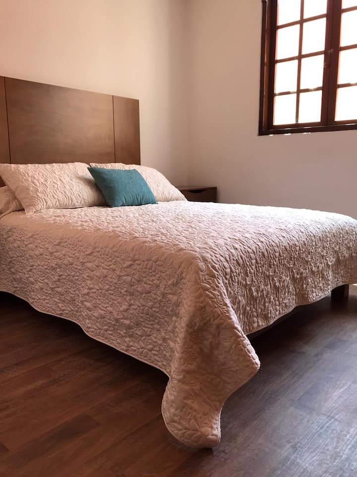 Spavaća soba br. 3: bračni krevet (160x200) s ormarom, sjenilo i radnim stolom.