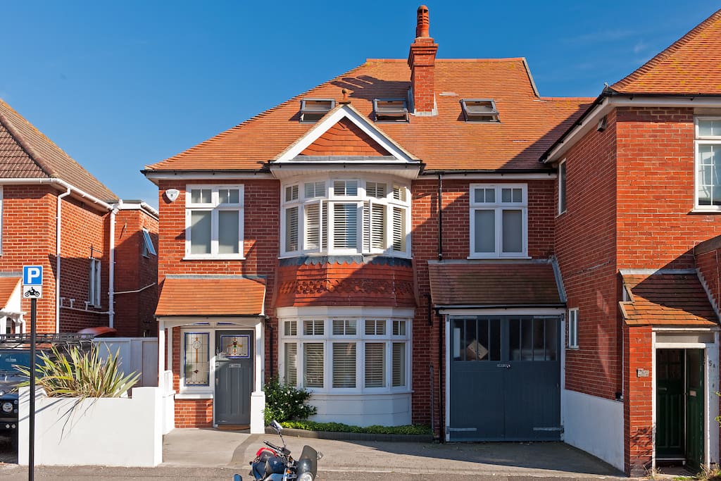 The front has parking for 2 cars and is located 100m from the sea