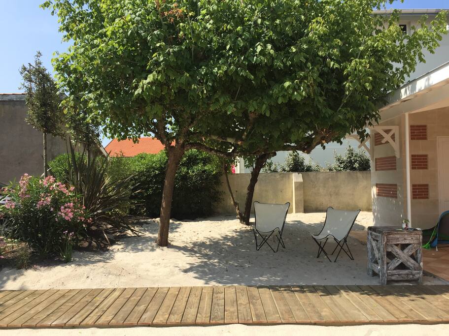 Jardin arrière avec préau, espace de jeu, parking