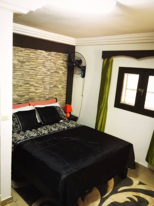 Votre chambre Meublée , équipée de la climatisation , une salle de bain privée , un écran plasma , et internet ADSL .....nous somme ouvert à toute requête ....