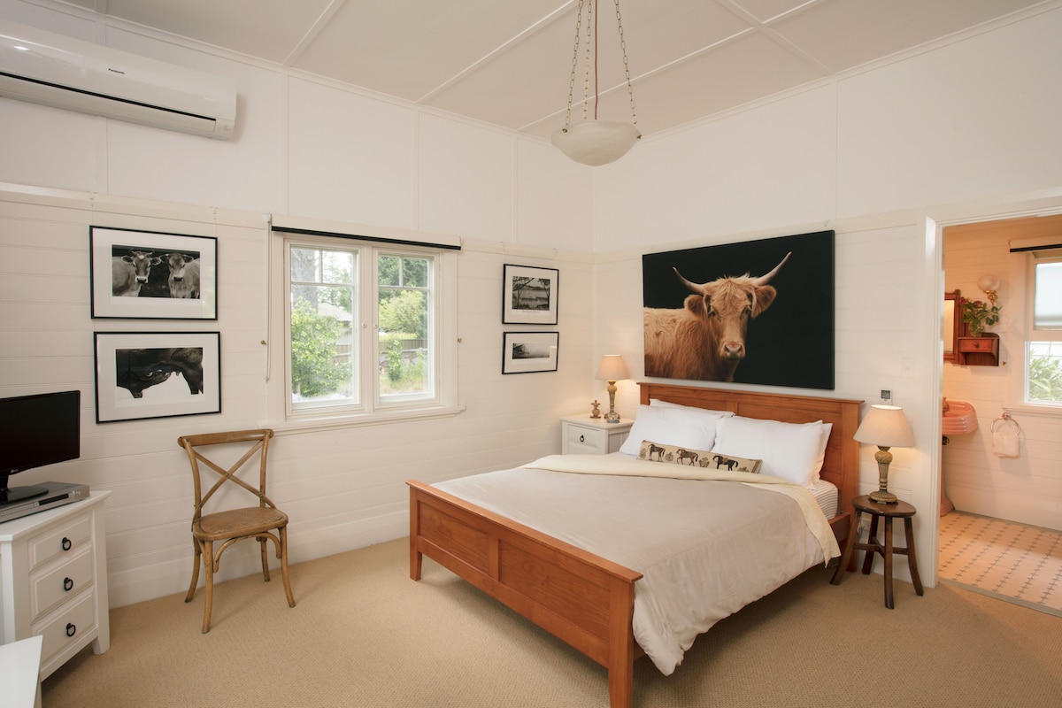 Dormitorio tamaño queen y baño privado.