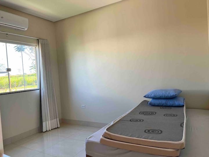 Dhoma e gjumit 03 - një krevat dopio dhe 2 dyshekë 