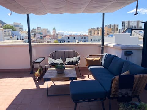 Main street with roof terrace, spacious, bright!