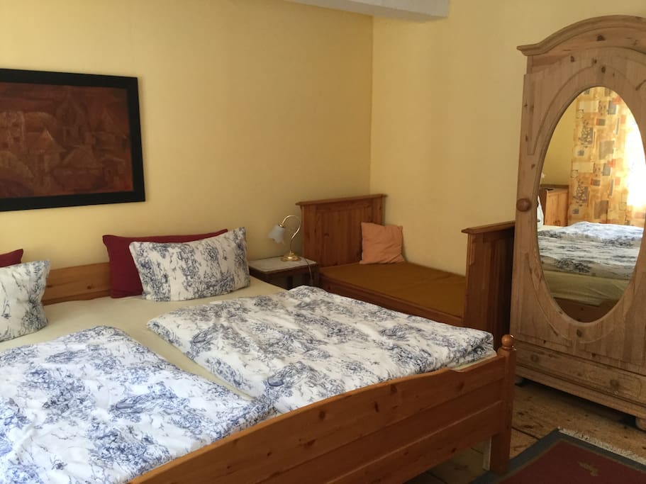 Das 2x2m große Doppelbett und Kinderbett