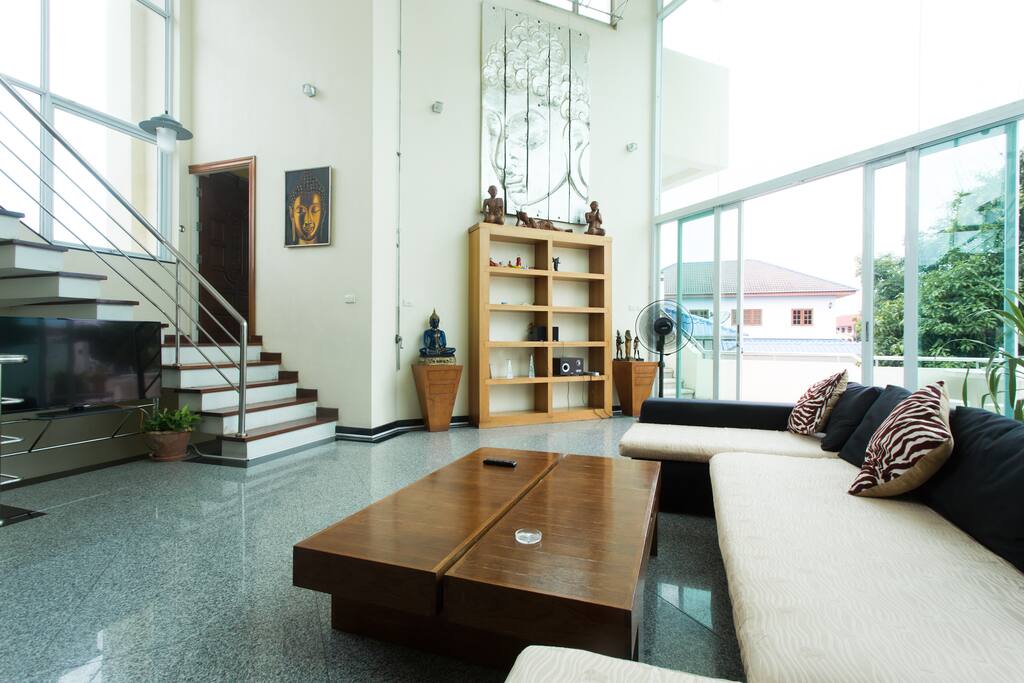 Spacious living room
