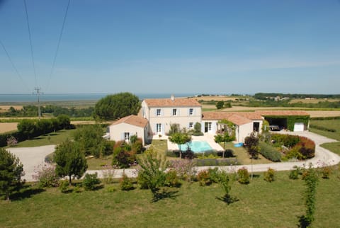 Secluded Country Cottage, Private Garden, Pool