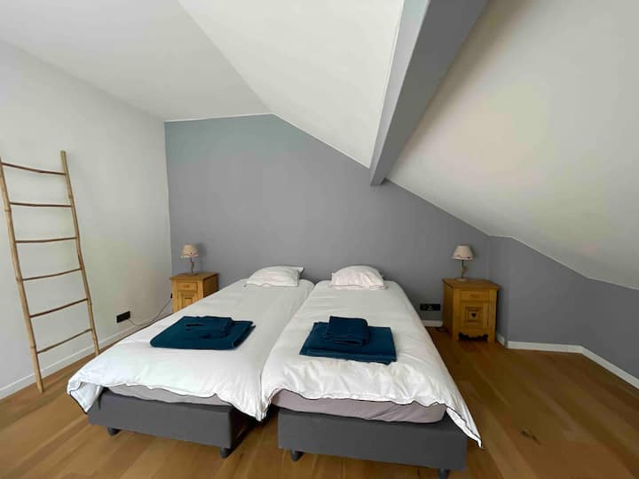 De grote slaapkamer met 4 eenpersoonsbedden. Op de foto staan 2 eenpersoonsbedden samen om een kingsize bed op te maken 