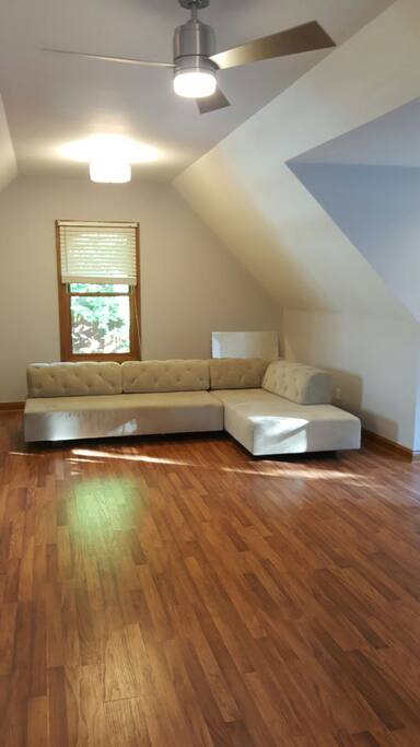 Versatile living room space that can accomodate additional guests.