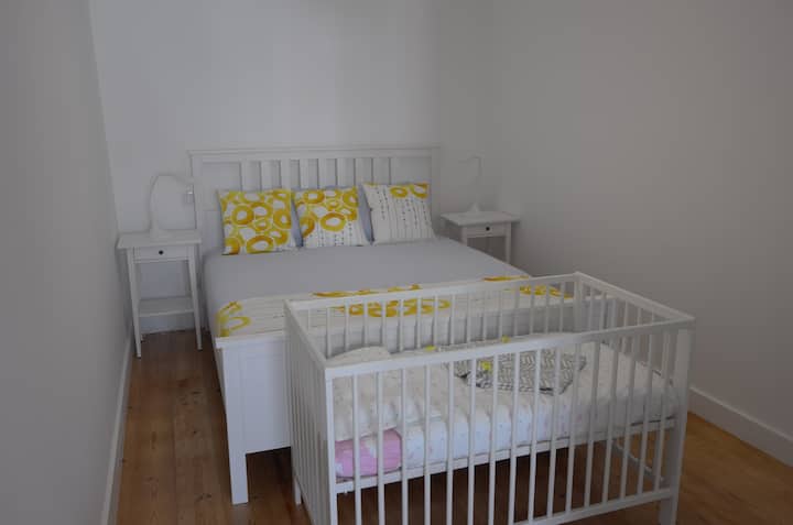 Chambre 1 avec un lit bébé (sur demande)