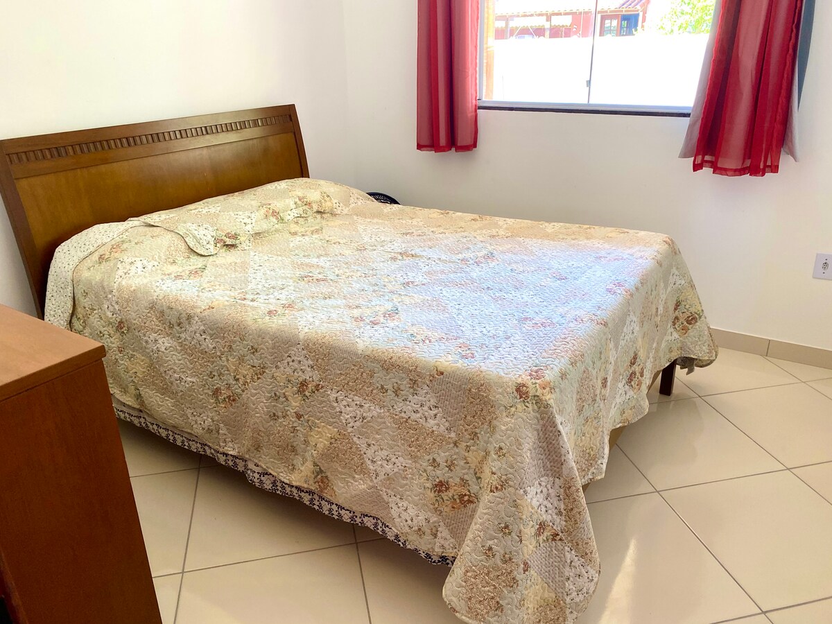 卧室套房。我们有两张双人床垫。还有三张单人床。