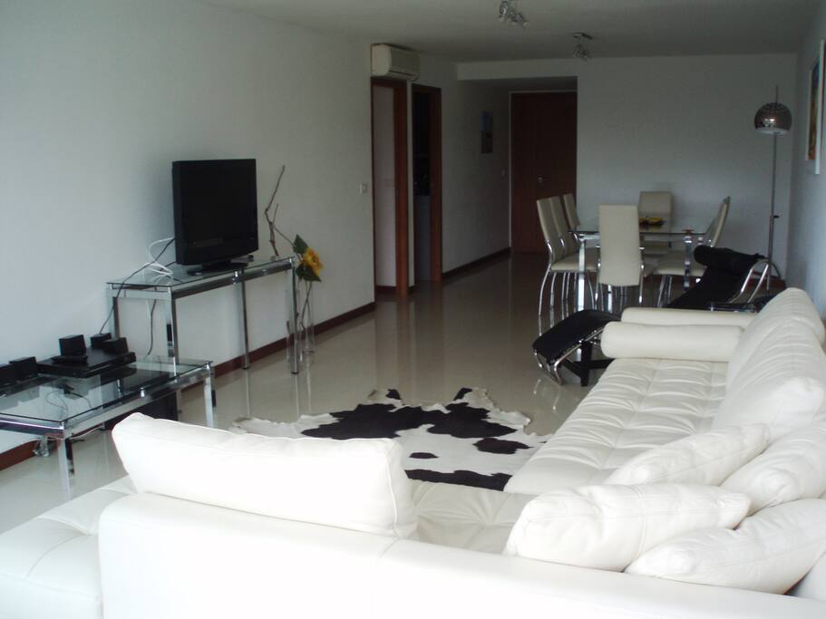 Cómodo living-comedor con detalles de categoría