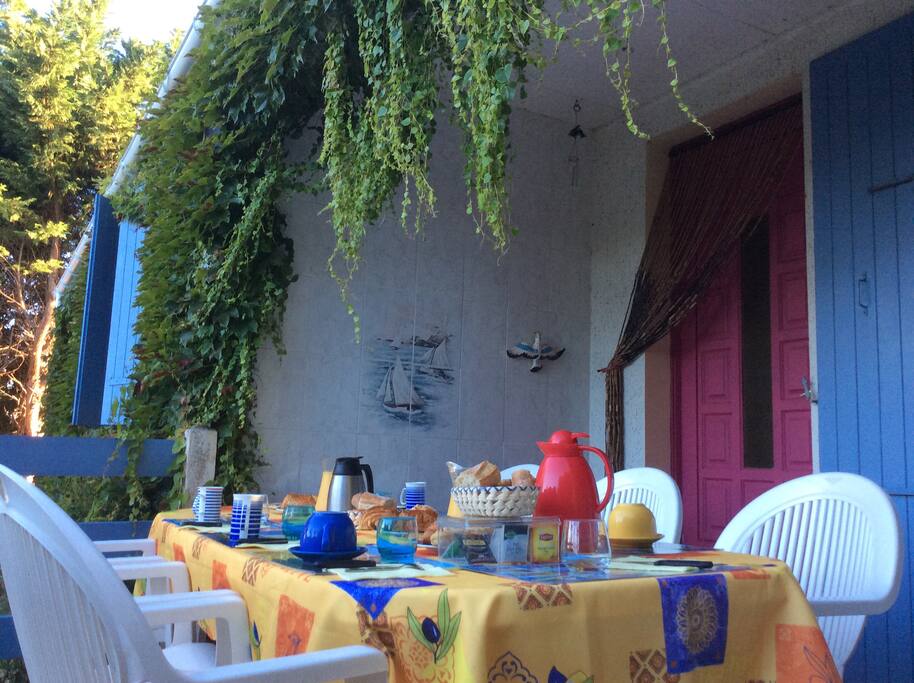 Petit-déjeuner sur la terrasse