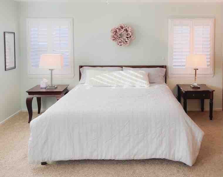 Მთავარი საძინებელი 193 × 203 სმ ზომის საწოლით