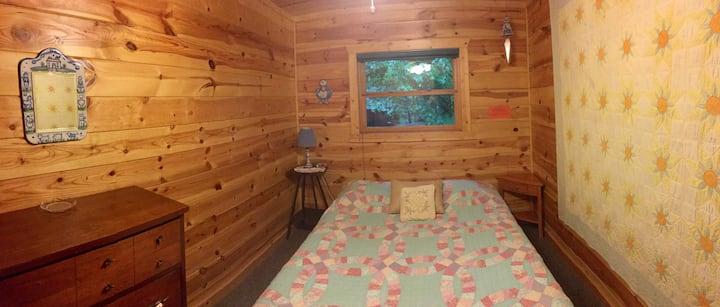 Спална соба со брачен кревет (широк 150-179 см)