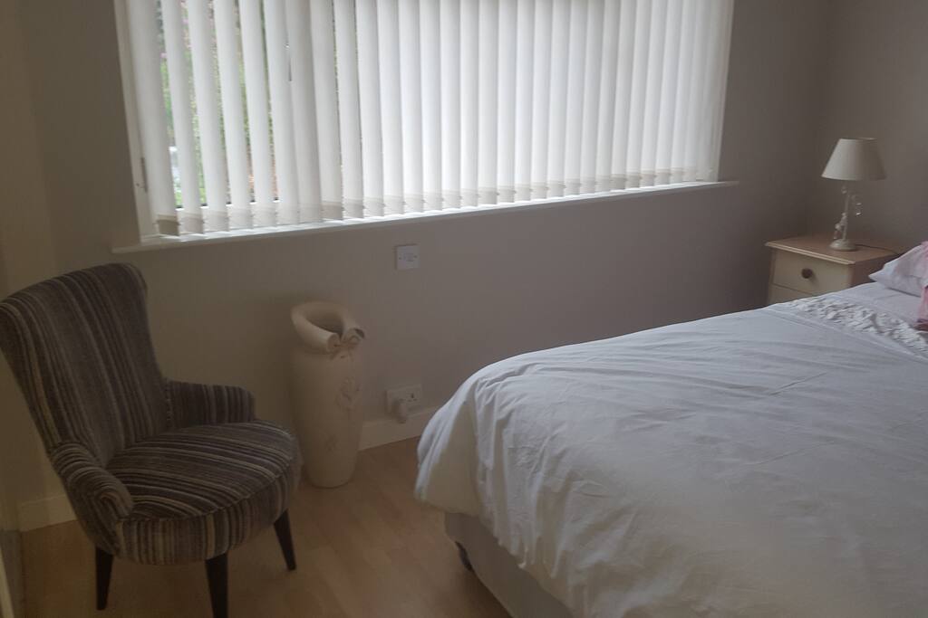 Seating area in kingsize room