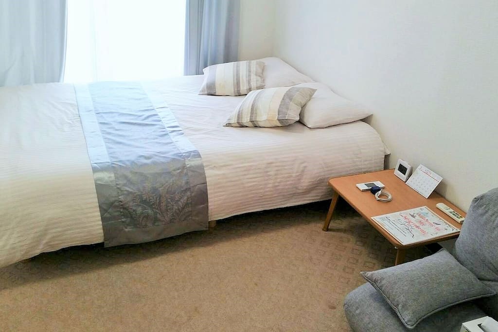 1doublebed。1small desk