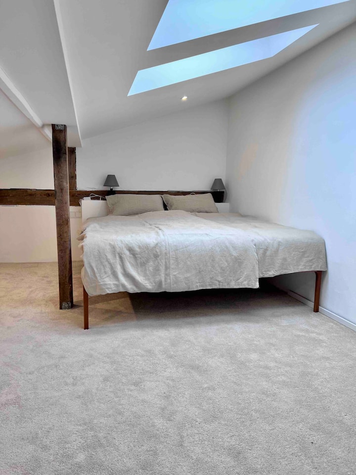 Легло от 1,80 м с изглед към небето. Прозорците могат да бъдат напълно затъмнени