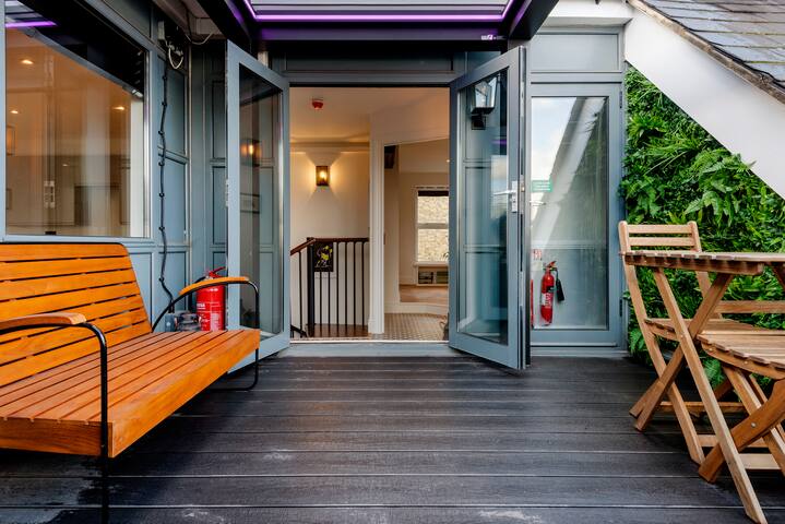 Penthouse. Liverpool St. Zone 1. Roof Terrace & AC gallery image 2