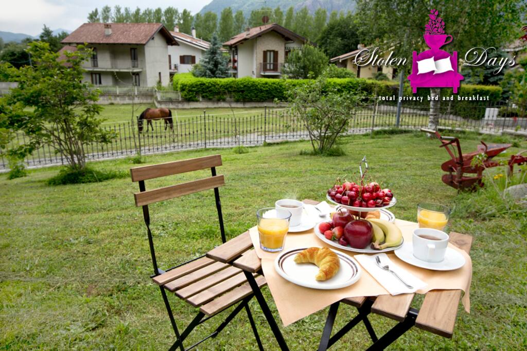 Outdoor breakfast