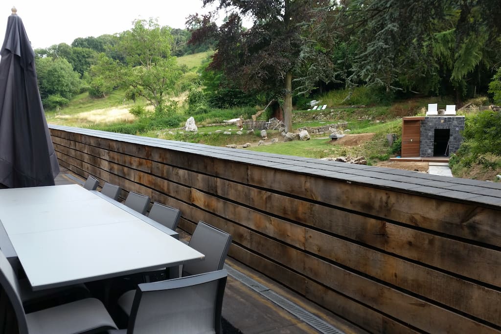 Groot gezamenlijk terras met zicht op de tuin.