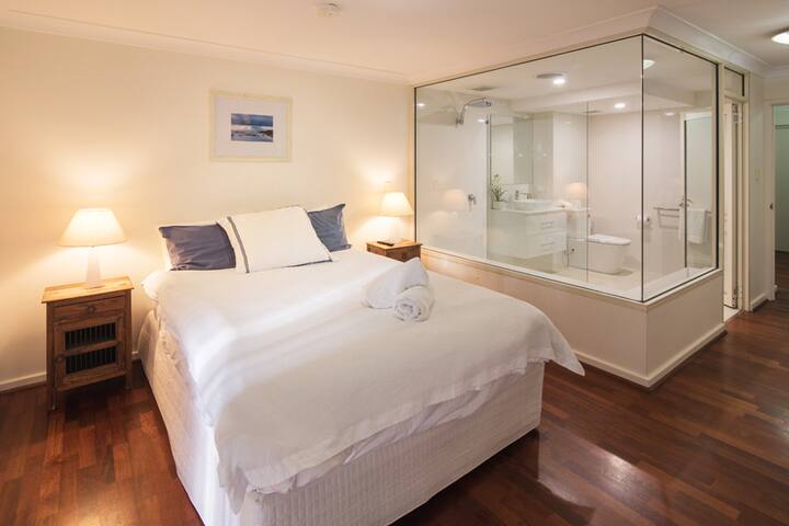 Absolute OCEAN FRONT Apartment – Sleeps 8 gallery image 3