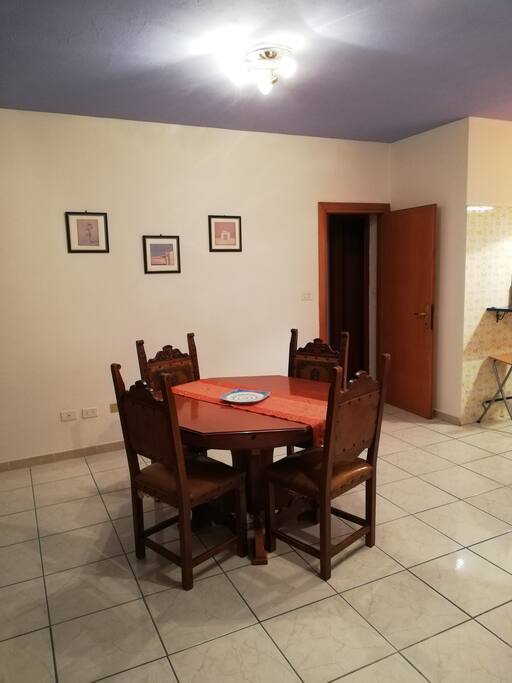 Tavolo con sedie sala da pranzo
