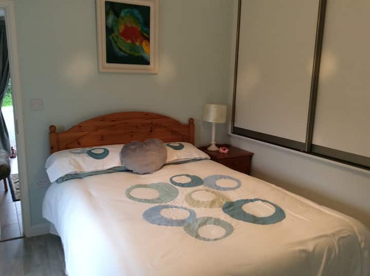 Udoban bračni krevet, veliki ormar.