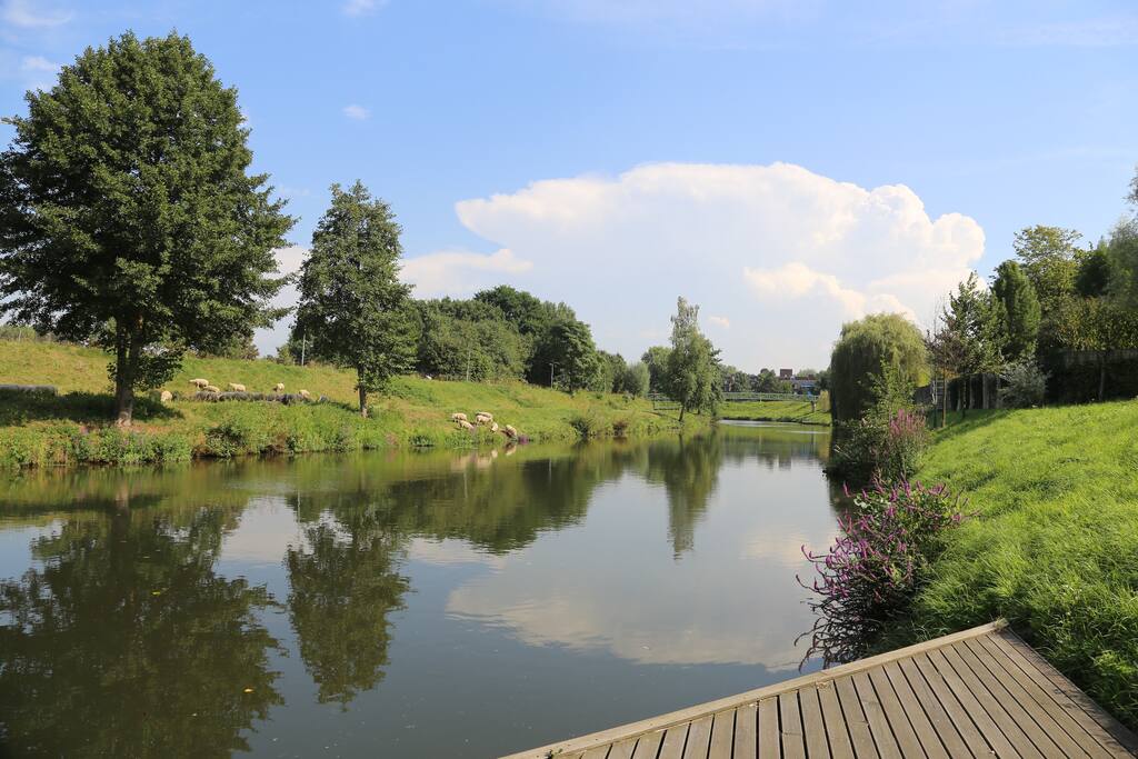 Een eigen steiger geeft toegang tot het Midden-Limburgse Maasplassen gebied. Een groot watersportgebied met jachthavens, dagstranden. Een privé visstek. Voor watersporters zijn de plassen een waar paradijs.