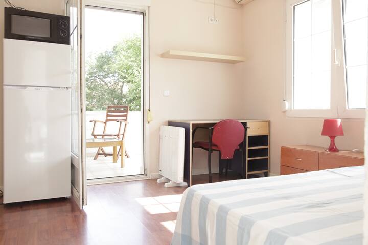 Habitación con cama de matrimonio, baño propio y gran terraza