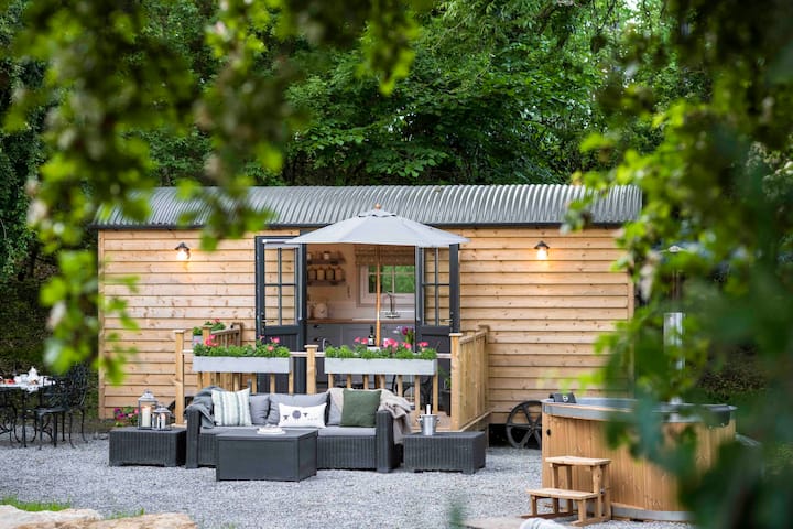 Pondside Shepherd’s hut photo 2