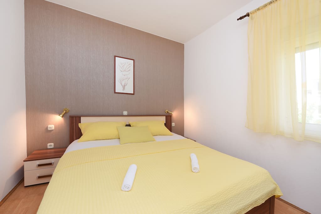 The bed is 180 cm wide and 200 cm long