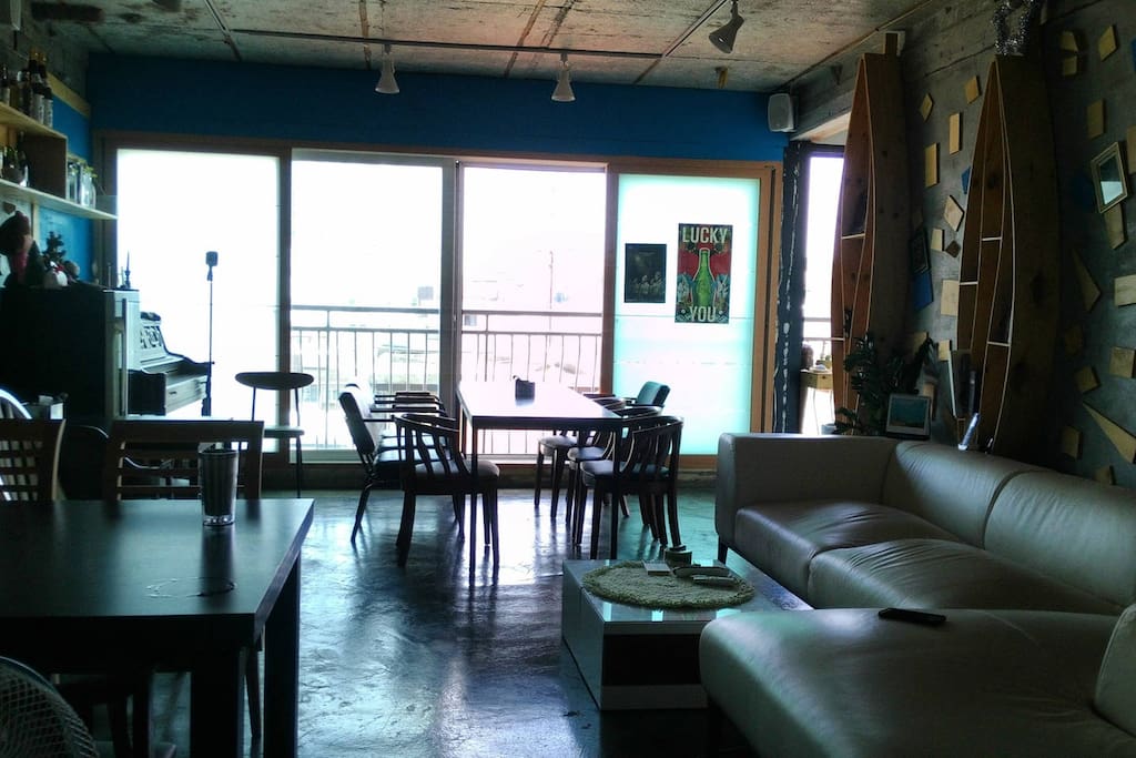 저희 집, 카페 메인 홀 전경입니다.
Our house , cafe main hall panoramic view.