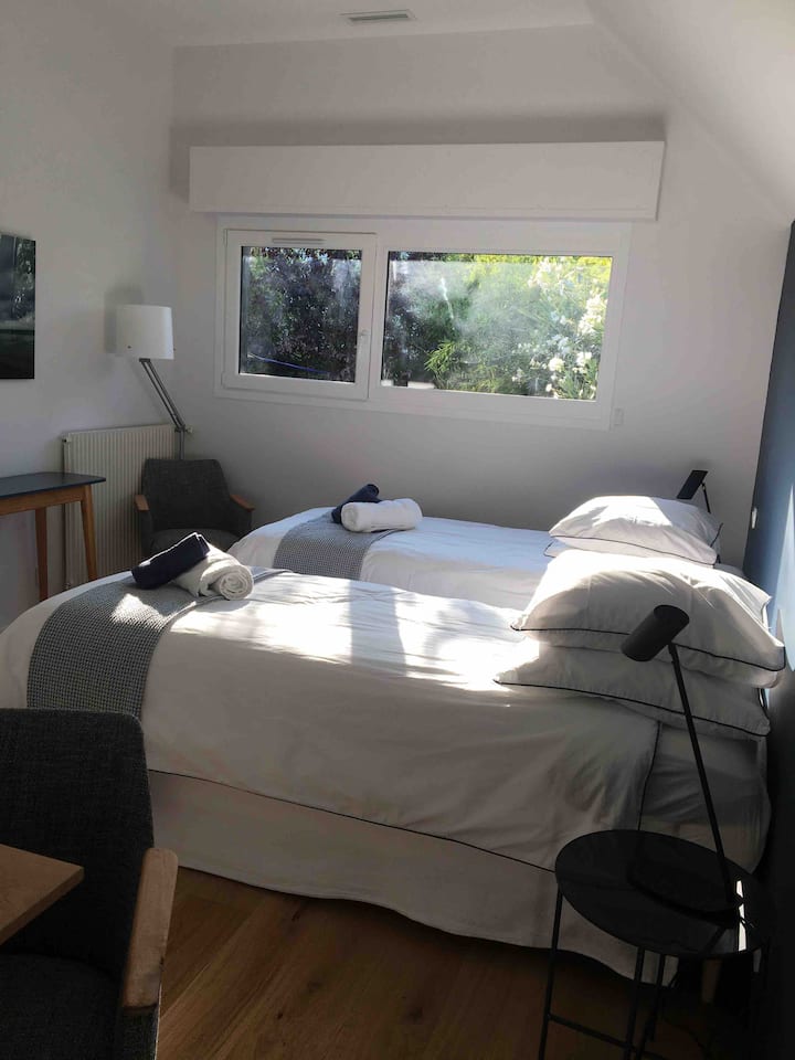 Chambre 1 ,climatisée 
2 lits en 0,80 
Salle de bain privée et wc