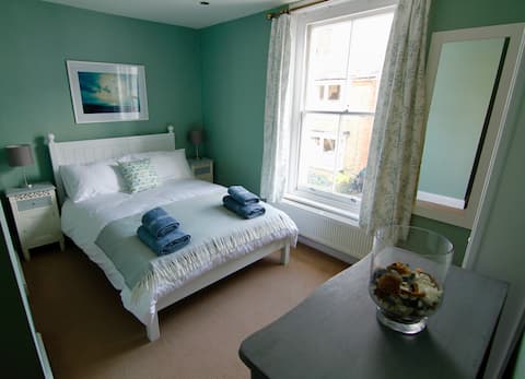 Successful Airbnb property: Peaceful flat, five minute stroll to beach in Canterbury