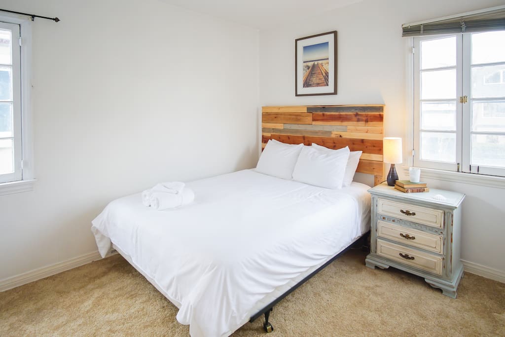 Bedroom Queen bed 4 pillows with small closet