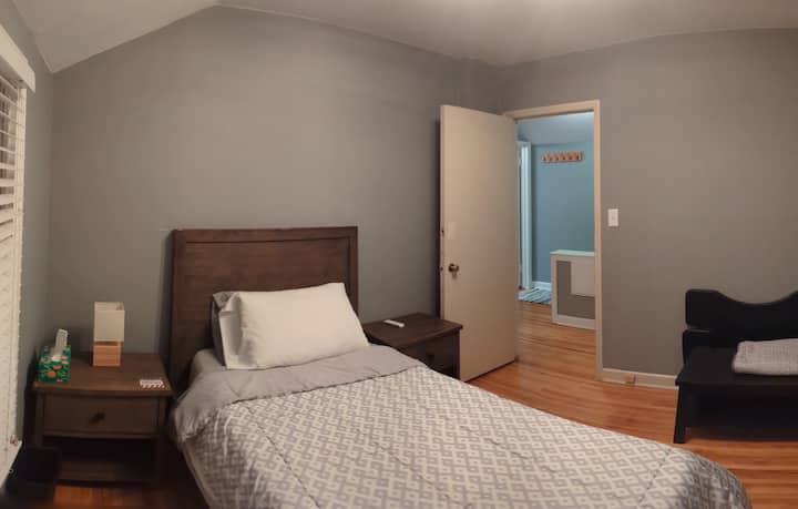 שני מתוך שלושה חדרי שינה עם מיטה זוגית. אור תקרה ושילוב של מאוורר.