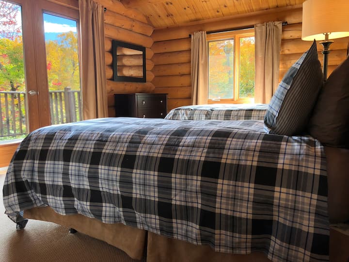 Spálňa s 2 samostatnými lôžkami, vlastným balkónom a priľahlou kúpeľňou