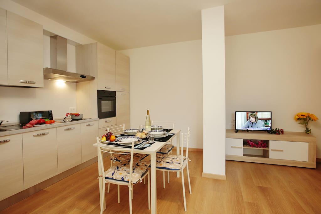 The kitchen corner with dinnertable