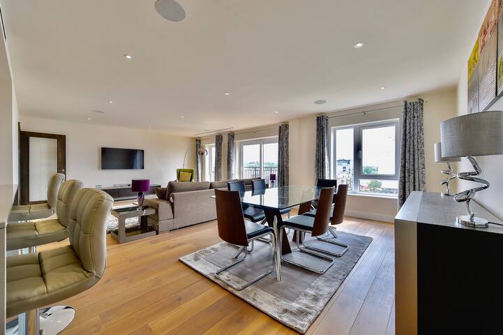 Luxury 3 bed 3 bath flat NW London gallery image 4
