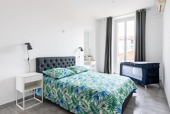 Chumba cha kulala cha 2 chenye kitanda cha watu wawili na kitanda cha mtoto