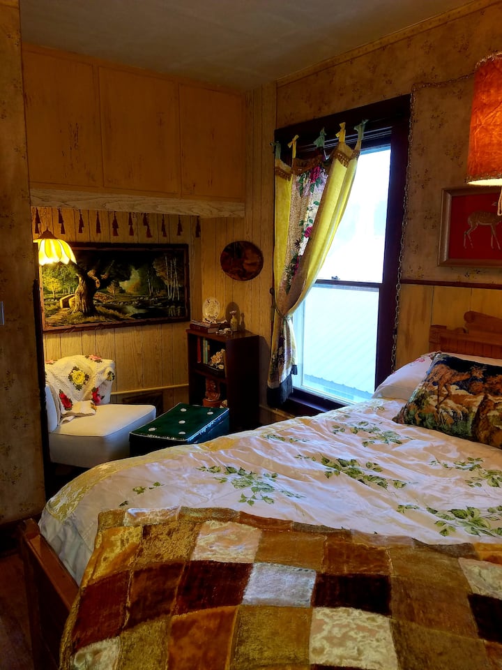 Chambre de 2 lits, fenêtre orientée vers le nord et coin salon.