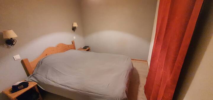 Dormitorio 2: 140 camas dobles + armario de almacenamiento