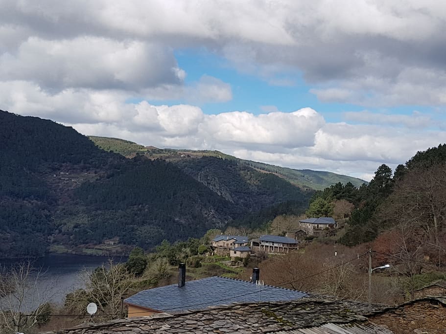 Vista del valle con la casa al fondo
