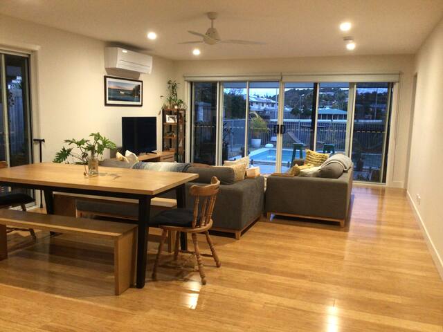 Spacious 4 Bedroom Villa with a pool & park access gallery image 5