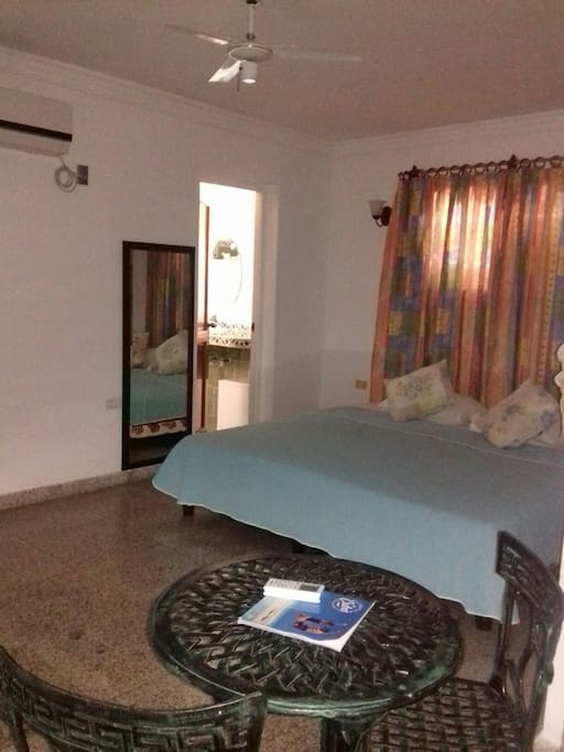 Habitación con cama king size y se le puede agregar otra cama. Baño independiente