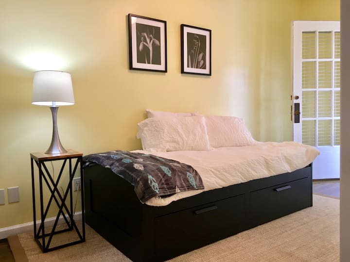 Საძინებელი - საწოლი იკეცება მეფესთან