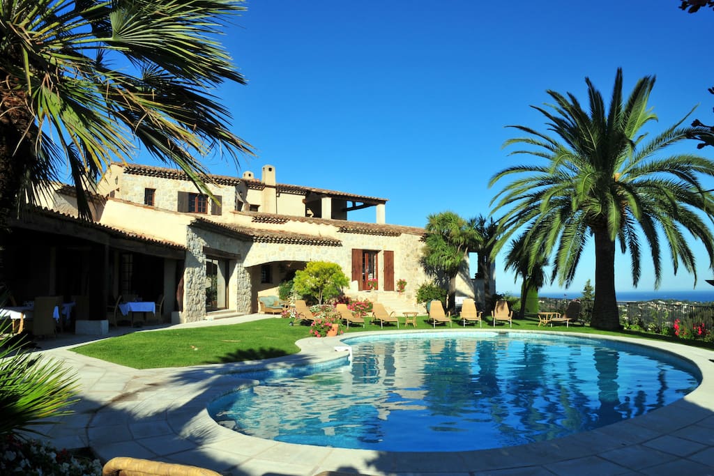 Pool, villa and the sea in the background