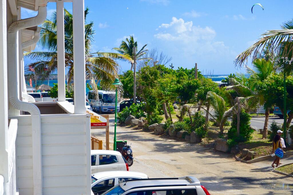 Vue depuis la terrasse :la plage est à 2 pas