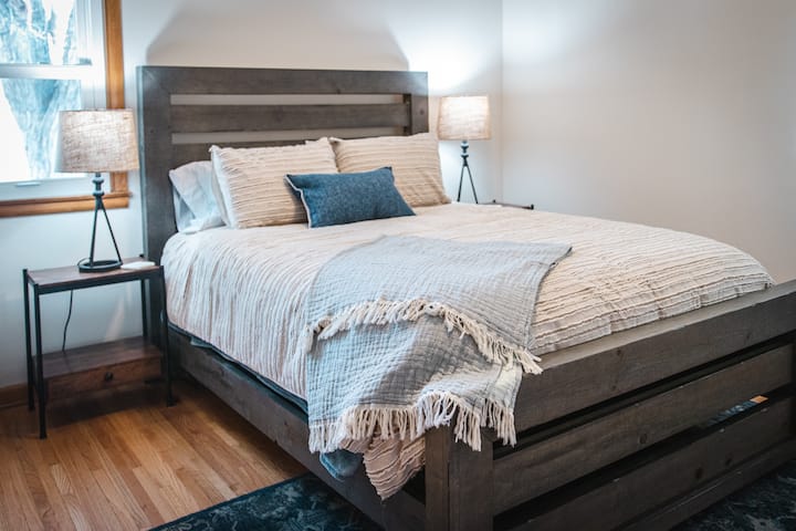 Спална соба со брачен кревет